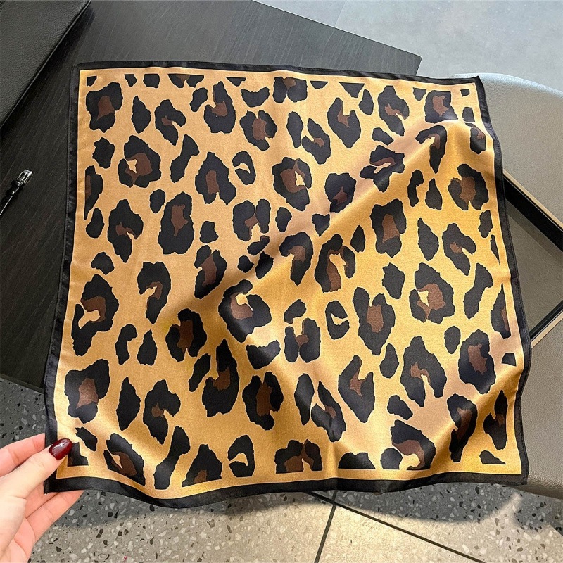 100% Silk Square Scarf Leopard - Silk Scarf Square recension och pris